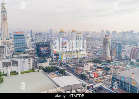 Bangkok, Thailand - 13. März 2017: Bangkoks Skyline mit Bürogebäude am Sonnenuntergang Bangkok, Thailand Stockfoto