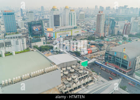 Bangkok, Thailand - 13. März 2017: Bangkoks Skyline mit Bürogebäude am Sonnenuntergang Bangkok, Thailand Stockfoto