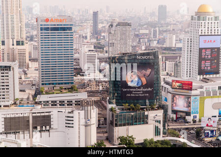 Bangkok, Thailand - 13. März 2017: Bangkoks Skyline mit Bürogebäude am Sonnenuntergang Bangkok, Thailand Stockfoto