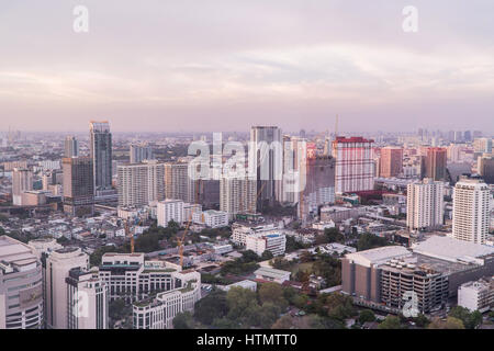 Bangkok, Thailand - 13. März 2017: Bangkoks Skyline mit Bürogebäude am Sonnenuntergang Bangkok, Thailand Stockfoto