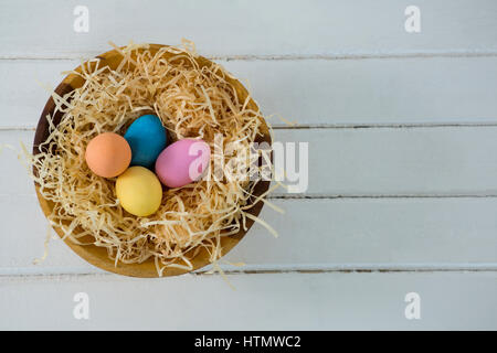 Nahaufnahme der bunte Ostereier im nest Stockfoto