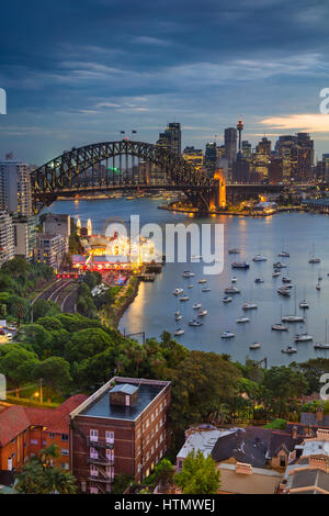 Sydney. Stadtbild Bild von Sydney, Australien mit Harbour Bridge und Sydney Skyline während der blauen Dämmerstunde. Stockfoto