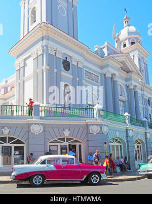 Amerikanische 1956 Chevrolet auf Iglesias Catedral in Parque Cespedes in Santiago De Kuba wiederhergestellt. Stockfoto