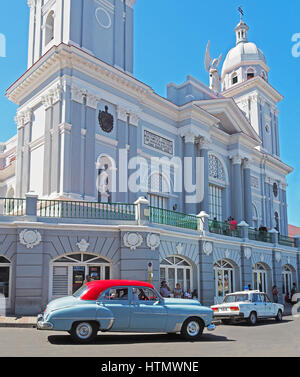 Amerikanisches Auto in Iglesias Catedral in Santiago De Cuba Parque Cespedes wiederhergestellt. Stockfoto