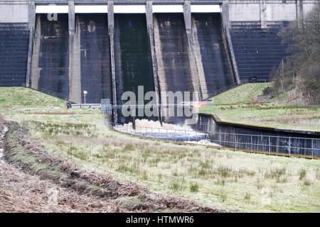 Yorkshire Wasser Unternehmen Thruscross Reservoir Dam Freigabe Wasser in den Fluss Washburn für Wildwasser Kanu Sport. Stockfoto