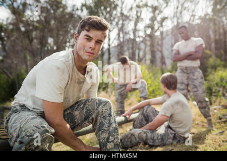 Porträt der Soldat seine Schnürsenkel zu binden, mit Boot camp Stockfoto