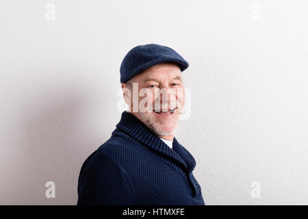 Senior woman in Pullover und Mütze, Studio gedreht. Stockfoto