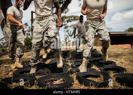 Trainer Militär Soldaten im Boot Camp Training verleiht Stockfoto