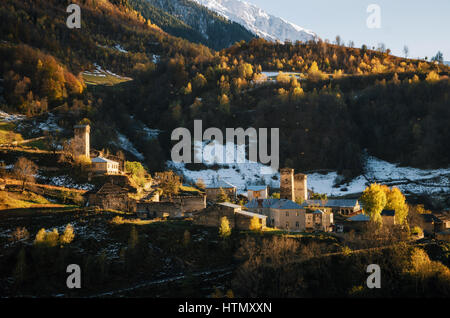 Antike Svan Türme in Ipari Gemeinde. Ansicht von oben. Kaukasus, obere Swanetien, Georgia. UNESCO-Weltkulturerbe. Georgische Wahrzeichen Stockfoto