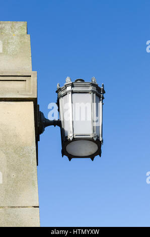 Vintage Lampe hängt an der Exeter-Brücke in Derby Stockfoto