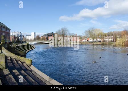 Der Fluss Derwent in Derby Riverside Gardens im Zentrum von Derby Stockfoto