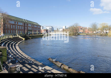 Der Fluss Derwent in Derby Riverside Gardens im Zentrum von Derby Stockfoto