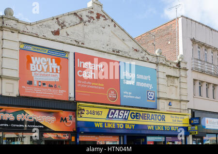 Zeichen über dem Eingang zum Cash Generator Pfandleiher in Derby, Großbritannien Stockfoto