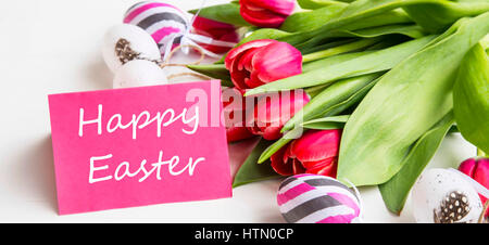 Tag Happy Easter Frühlingsstrauß Tulpen mit Eiern Osterdekoration Stockfoto