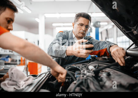 Kfz-Mechaniker arbeitet an Autopflege Stockfoto