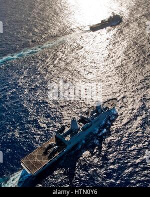 Die USN-San Antonio-Klasse amphibious Transport dock Schiff USS New York (vorne) und die USN Whidbey Island-Klasse amphibische dock Landungsschiff USS Gunston Hall Dampf in Bildung 10. Dezember 2012 im Atlantischen Ozean. Stockfoto