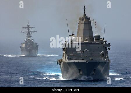 Die USN San Antonio-Klasse amphibious Transport Dock Schiff USS New York (vorne) und der USS Arleigh Burke-Klasse geführte Flugkörper Zerstörer USS Porter Dampf in Bildung 10. Juni 2012 in der Straße von Hormuz. Stockfoto