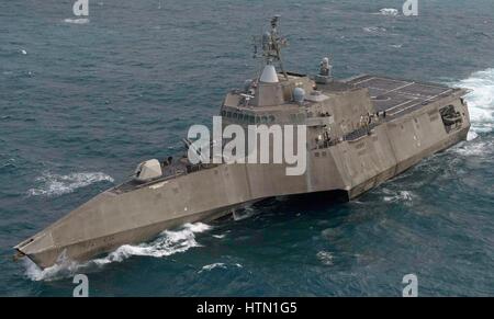 Littoral combat Schiff USN Unabhängigkeit-Klasse USS Coronado dampft im Gange 12. Februar 2017 in das Südchinesische Meer. Stockfoto