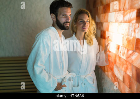 Paar genießt die Salzkammer Therapie Spa Resort Stockfoto