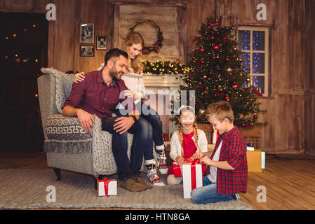 Glückliche Familie mit Weihnachten präsentiert Stockfoto