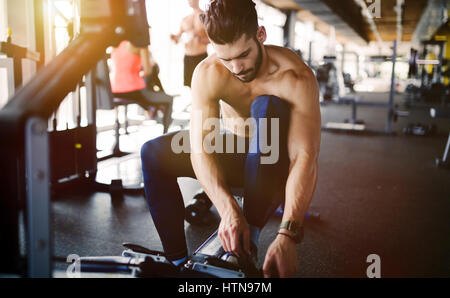 Ermittelten Bodybuilder trainieren Sie im Fitness-Studio Stockfoto