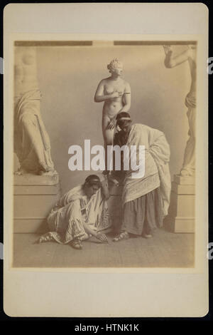 Thomas Eakins (American - (zwei männliche Studenten in griechische Kostüm, bevor ein Gips gegossen der Aphrodite in der Besetzung Raum des Stiftes... - Google Art Project Stockfoto