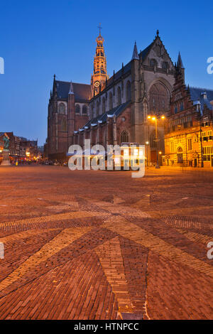 Der Grote Markt-Platz und der Kirche St. Bavo in Haarlem in der Nacht. Stockfoto