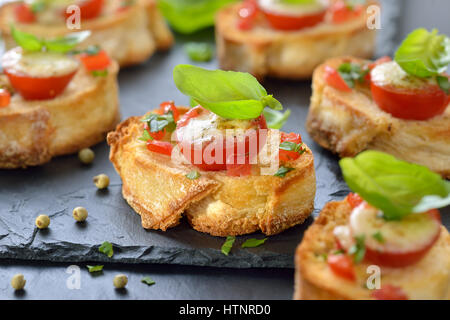 Köstlichen warmen Vorspeisen: knusprig gebackene Crostini mit Tomaten