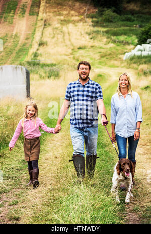 Familie gehen Hund Zweisamkeit Natur Konzept Stockfoto