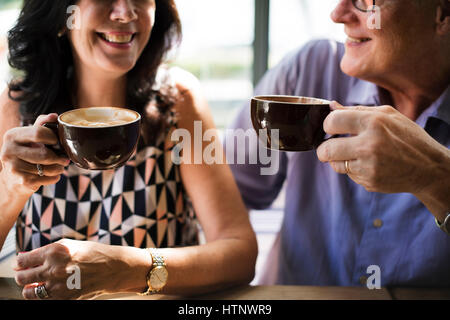 Älteres paar Kaffeegenuss zusammen Stockfoto