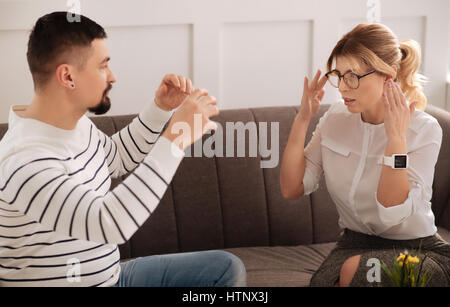 Befreien Sie Ihre negativen Emotionen. Smart intelligente weiblichen Therapeuten betrachten ihre Patientin und hilft ihm mit Problemen zu kämpfen und dabei ein psychol Stockfoto