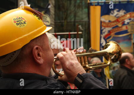 Westminster, London, UK 13. März 2017.A Mann in ein Bergmann Hut bläst eine Trompete als Demonstranten von Orgreave Wahrheit und Gerechtigkeit Kampagne halten einen lauten Protest außerhalb des Home Office-Gebäudes. Die Kampagne verlangt eine Untersuchung der Ereignisse während der Bergmann Streiks, wenn Polizei Bergleute Streikposten der Kokerei Orgreave angegriffen. Roland Ravenhill/Alamy Live-Nachrichten Stockfoto