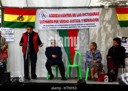 La Paz, Bolivien, 13. März 2017. Opfer von Boliviens Militärdiktaturen Gedenken 5 Jahre Proteste fordern Gerechtigkeit und Entschädigung für diejenigen, die gelitten, und die Regierung löst Dateien aus der Zeit zu helfen, die Wahrheit über die Geschehnisse. Bildnachweis: James Brunker/Alamy Live-Nachrichten Stockfoto