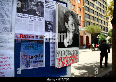 La Paz, Bolivien, 13. März 2017. Eine Tafel mit Informationen über Veranstaltungen während der Militärdiktaturen und Plan Condor Boliviens vor dem Justizministerium Gebäude. Heute erinnern an die Opfer der Diktaturen 5 Jahre Proteste fordern Gerechtigkeit und Entschädigung für diejenigen, die gelitten, und die Regierung löst Dateien aus der Zeit zu helfen, die Wahrheit über die Geschehnisse. Marcelo Quiroga Santa Cruz war ein Schriftsteller und Politiker während des Putsches von 17. Juli 1980 entführt und später ermordet wurde. Bildnachweis: James Brunker/Alamy Live-Nachrichten Stockfoto