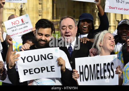 London, UK. 13. März 2017. Alex Salmond MP ist überzeugt, einen Protest gegen schneiden Wohngeld für junge Menschen beitreten, nachdem sie seine TV-Interview zu unterbrechen. Bildnachweis: PjrFoto/Alamy Live-Nachrichten Stockfoto