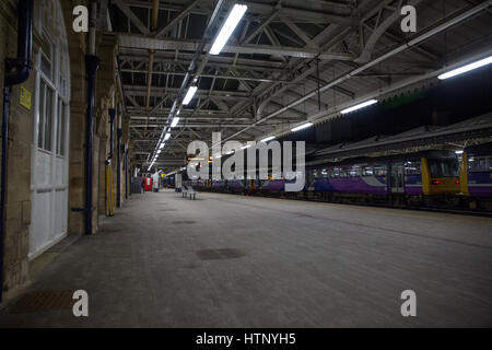 Plattformen im Sheffield Midland Railway Station aufgrund Streikrecht zu leeren. Stockfoto