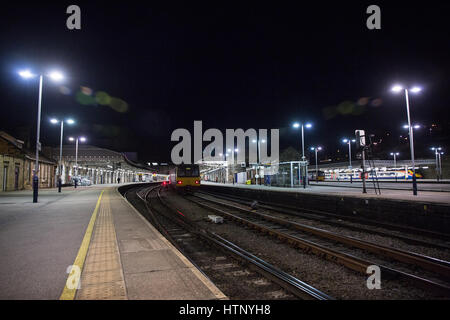 Plattformen im Sheffield Midland Railway Station aufgrund Streikrecht zu leeren. Stockfoto