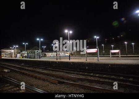 Plattformen im Sheffield Midland Railway Station aufgrund Streikrecht zu leeren. Stockfoto