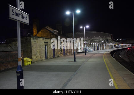 Plattformen im Sheffield Midland Railway Station aufgrund Streikrecht zu leeren. Stockfoto