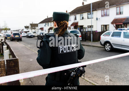 Antrim, Nordirland. 13/03/2017 - ein Mann in den 40ern wurde kritisch geschossen, während seine weißen Opel Insignia Auto fahren in der woodburn Immobilien von Carrickfergus. Er wird geglaubt, George "Geordie" Gilmore, UDA-Führer, der sich in einem lang andauernden Fehde verwickelt war. Stockfoto