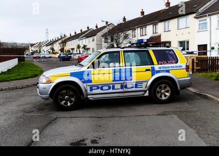 Antrim, Nordirland. 13/03/2017 - ein Mann in den 40ern wurde kritisch geschossen, während seine weißen Opel Insignia Auto fahren in der woodburn Immobilien von Carrickfergus. Er wird geglaubt, George "Geordie" Gilmore, UDA-Führer, der sich in einem lang andauernden Fehde verwickelt war. Stockfoto