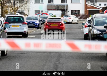 Antrim, Nordirland. 13/03/2017 - ein Mann in den 40ern wurde kritisch geschossen, während seine weißen Opel Insignia Auto fahren in der woodburn Immobilien von Carrickfergus. Er wird geglaubt, George "Geordie" Gilmore, UDA-Führer, der sich in einem lang andauernden Fehde verwickelt war. Stockfoto