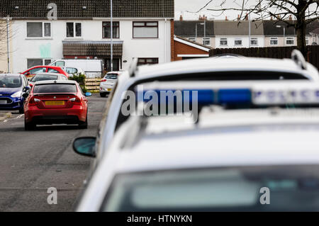 Antrim, Nordirland. 13/03/2017 - ein Mann in den 40ern wurde kritisch geschossen, während seine weißen Opel Insignia Auto fahren in der woodburn Immobilien von Carrickfergus. Er wird geglaubt, George "Geordie" Gilmore, UDA-Führer, der sich in einem lang andauernden Fehde verwickelt war. Stockfoto