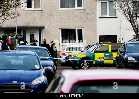 Antrim, Nordirland. 13/03/2017 - ein Mann in den 40ern wurde kritisch geschossen, während seine weißen Opel Insignia Auto fahren in der woodburn Immobilien von Carrickfergus. Er wird geglaubt, George "Geordie" Gilmore, UDA-Führer, der sich in einem lang andauernden Fehde verwickelt war. Stockfoto