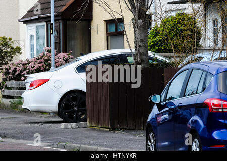 Antrim, Nordirland. 13/03/2017 - ein Mann in den 40ern wurde kritisch geschossen, während seine weißen Opel Insignia Auto fahren in der woodburn Immobilien von Carrickfergus. Er wird geglaubt, George "Geordie" Gilmore, UDA-Führer, der sich in einem lang andauernden Fehde verwickelt war. Stockfoto