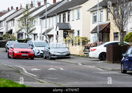 Antrim, Nordirland. 13/03/2017 - ein Mann in den 40ern wurde kritisch geschossen, während seine weißen Opel Insignia Auto fahren in der woodburn Immobilien von Carrickfergus. Er wird geglaubt, George "Geordie" Gilmore, UDA-Führer, der sich in einem lang andauernden Fehde verwickelt war. Stockfoto