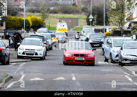 Antrim, Nordirland. 13/03/2017 - ein Mann in den 40ern wurde kritisch geschossen, während seine weißen Opel Insignia Auto fahren in der woodburn Immobilien von Carrickfergus. Er wird geglaubt, George "Geordie" Gilmore, UDA-Führer, der sich in einem lang andauernden Fehde verwickelt war. Stockfoto