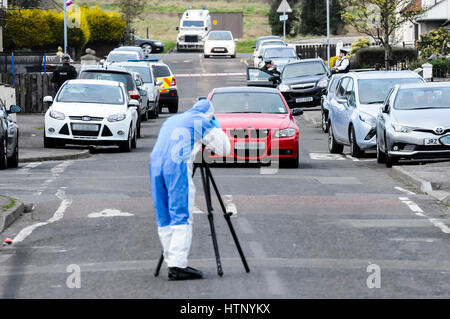 Antrim, Nordirland. 13/03/2017 - ein Mann in den 40ern wurde kritisch geschossen, während seine weißen Opel Insignia Auto fahren in der woodburn Immobilien von Carrickfergus. Er wird geglaubt, George "Geordie" Gilmore, UDA-Führer, der sich in einem lang andauernden Fehde verwickelt war. Stockfoto