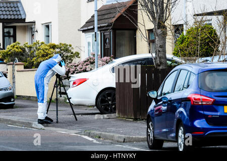 Antrim, Nordirland. 13/03/2017 - ein Mann in den 40ern wurde kritisch geschossen, während seine weißen Opel Insignia Auto fahren in der woodburn Immobilien von Carrickfergus. Er wird geglaubt, George "Geordie" Gilmore, UDA-Führer, der sich in einem lang andauernden Fehde verwickelt war. Stockfoto