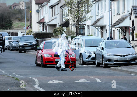 Antrim, Nordirland. 13/03/2017 - ein Mann in den 40ern wurde kritisch geschossen, während seine weißen Opel Insignia Auto fahren in der woodburn Immobilien von Carrickfergus. Er wird geglaubt, George "Geordie" Gilmore, UDA-Führer, der sich in einem lang andauernden Fehde verwickelt war. Stockfoto